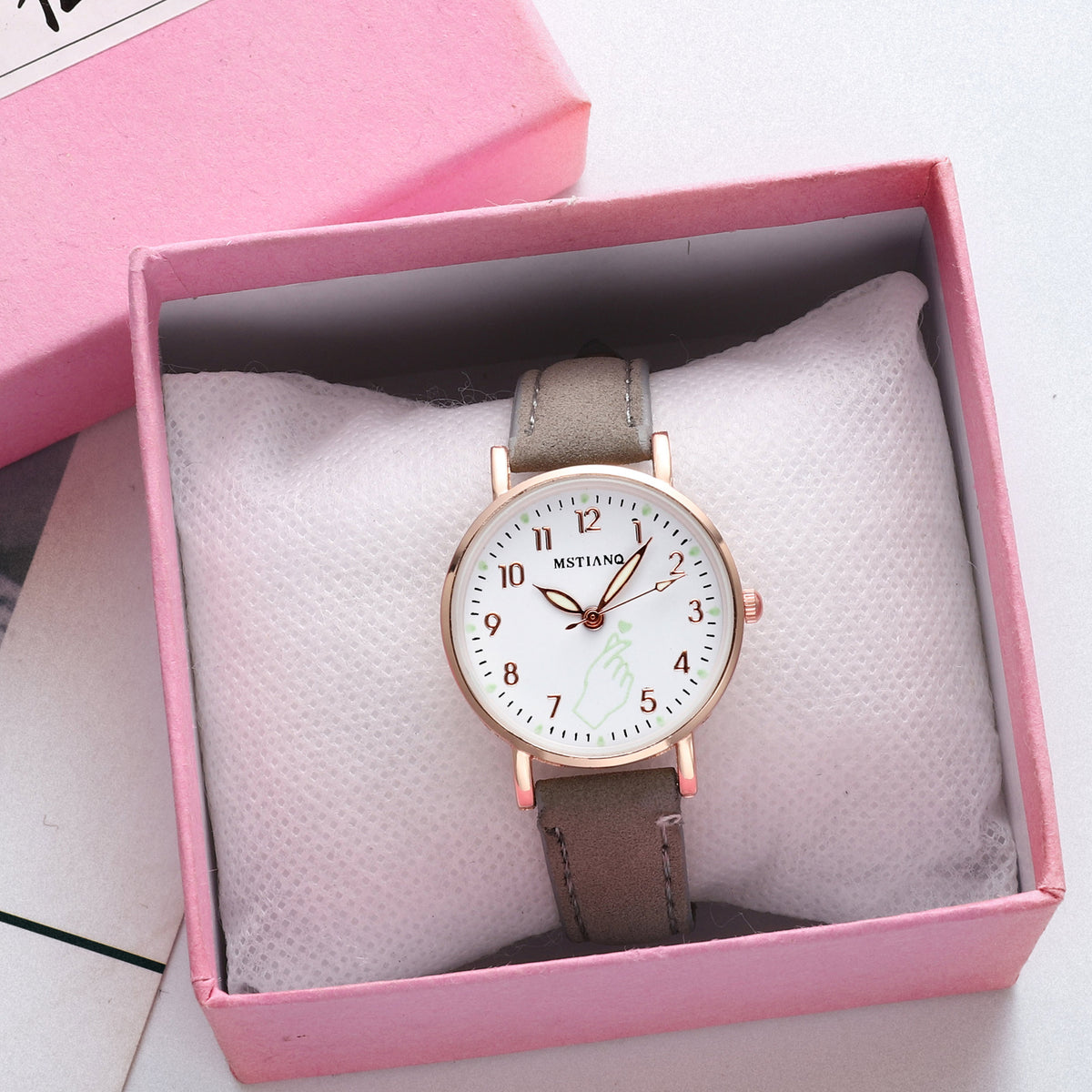 Wholesale from the same manufacturer as Douyin's best-selling luminous heart-shaped watch for women in the Korean version, simple, trendy and versatile